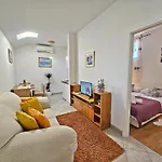 Appartement Moni 2 *