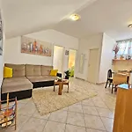 Appartement Moni 2 *