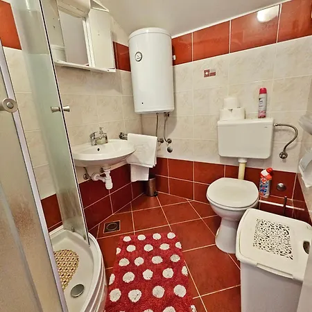 Apartman Moni 2 *