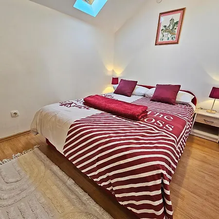 Appartement Moni 2 *