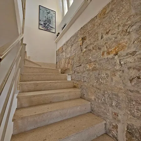 Moni 2 Apartment Split