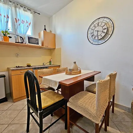 Moni 2 Apartment Split